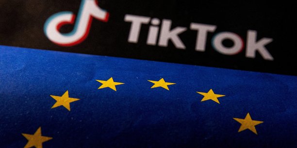Illustration du drapeau de l'union europeenne et du logo tiktok[reuters.com]