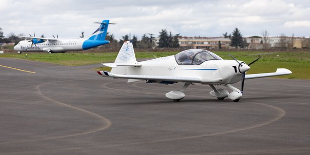 Integral E, l'avion biplace électrique d'Aura Aero, devrait effectuer son premier vol dans les prochains jours.