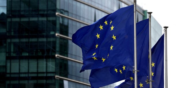 Des drapeaux europeens flottent devant le siege de la commission europeenne a bruxelles[reuters.com]