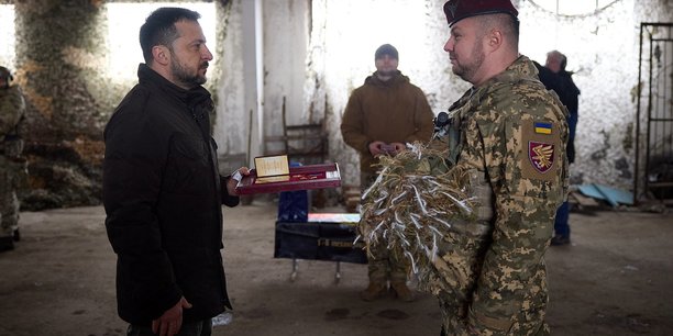 Le president ukrainien volodymyr zelenskiy recompense un soldat ukrainien alors qu'il visite une position pres de la ligne de front pres de koupiansk[reuters.com]