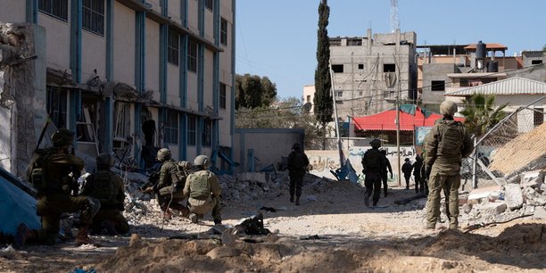 Des soldats israeliens dans un lieu indique comme l'hopital nasser a gaza[reuters.com]