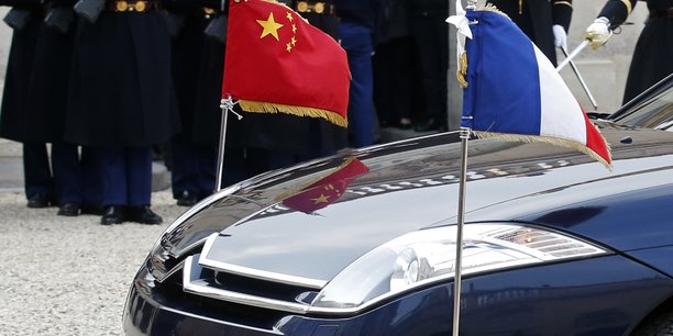 Des drapeaux nationaux francais et chinois[reuters.com]