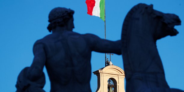 Un drapeau italien flotte sur le palais du quirinale, a rome[reuters.com]