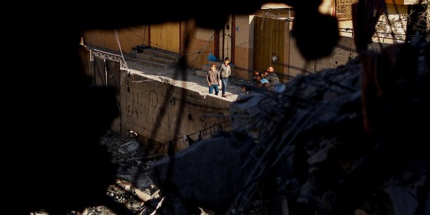Photo des palestiniens qui se rassemblent pres du site d'une frappe israelienne a rafah, dans le sud de la bande de gaza[reuters.com]