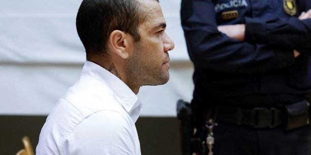 Le footballeur bresilien dani alves est assis au tribunal lors du premier jour de son proces a barcelone[reuters.com]