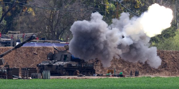 Une unite d'artillerie tire en direction de gaza[reuters.com]