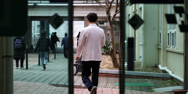 En coree du sud, de plus en plus de medecins se joignent au mouvement de protestation et les autorites mettent en garde contre les risques encourus par les patients[reuters.com]