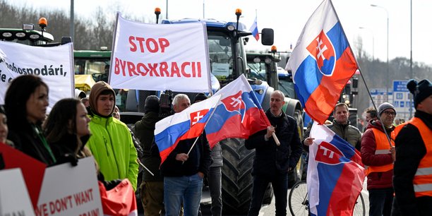 Photo des agriculteurs qui se rassemblent lors d'une manifestation a la frontiere avec la republique tcheque[reuters.com]