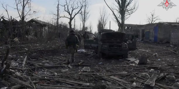 Photo des militaires russes qui marchent au milieu des decombres, a proximite d'une voiture endommagee, a avdiivka[reuters.com]