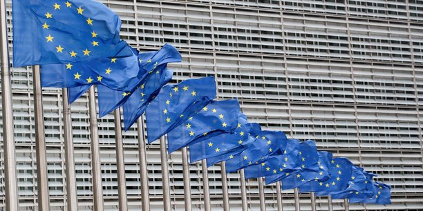 Photo d'archives des drapeaux qui flottent devant la commission europeenne a bruxelles[reuters.com]
