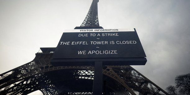 Un panneau signalant la fermeture de la tour eiffel pour greve[reuters.com]