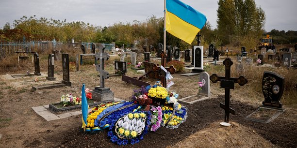 La tombe d'un soldat ukrainien tombe, dans un cimetiere a l'exterieur du village de hroza, region de kharkiv, ukraine[reuters.com]