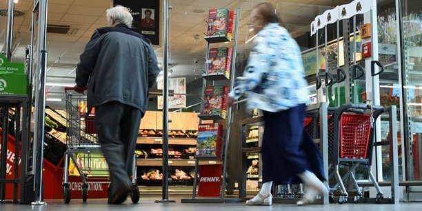 Des personnes passent devant un stand faisant reference a la campagne europeenne couts reels menee chaque semaine par le supermarche discount penny a berlin[reuters.com]