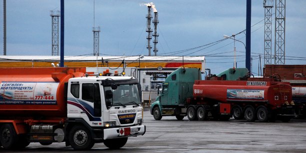 Des camions-citernes d'essence sont vus a l'exterieur de la raffinerie de petrole rosneft achinsk, l'un des plus grands fournisseurs de carburant de siberie[reuters.com]
