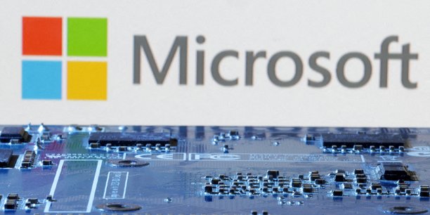 Photo d'illustration du logo de microsoft pres de la carte mere d'un ordinateur[reuters.com]
