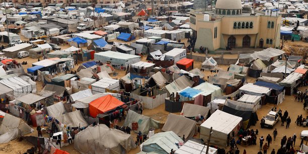 Des palestiniens deplaces, qui ont fui leurs maisons a cause des frappes israeliennes, s'abritent dans un camp de tentes, a rafah[reuters.com]