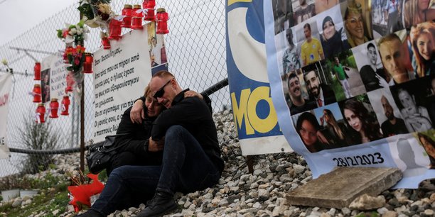 Commemoration sur le lieu de l'accident, a l'occasion du premier anniversaire de l'accident ferroviaire le plus meurtrier de grece, a tempi[reuters.com]