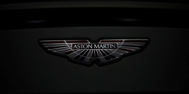Le logo aston martin sur une voiture v12 vantage a l'usine de gaydon[reuters.com]