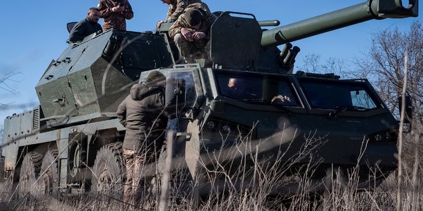 Des militaires ukrainiens se preparent a tirer un obusier automoteur dana[reuters.com]