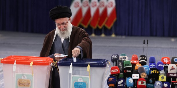 Le guide supreme de la revolution iranienne, l'ayatollah ali khamenei vote lors des elections legislatives a teheran[reuters.com]