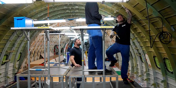 Des employes travaillent a bord d'un avion dans une usine a dresden en allemagne[reuters.com]