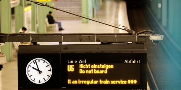 Un ecran affiche des informations dans une station de metro de berlin le jour d'une greve[reuters.com]