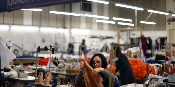Des gens travaillent dans une usine a londres[reuters.com]