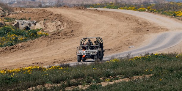 Un vehicule militaire manoeuvre pres de la frontiere entre israel et la bande de gaza[reuters.com]