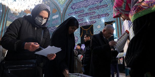 Des iraniens votent lors des elections parlementaires dans un bureau de vote a teheran[reuters.com]