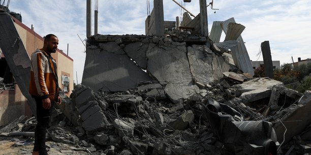 Des palestiniens se rassemblent sur le site d'une frappe israelienne sur une maison, a rafah[reuters.com]