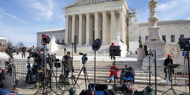 Des journalistes attendent devant la cour supreme des etats-unis[reuters.com]