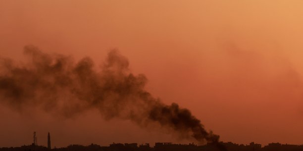 De la fumee s'eleve depuis gaza, vue d'israel[reuters.com]