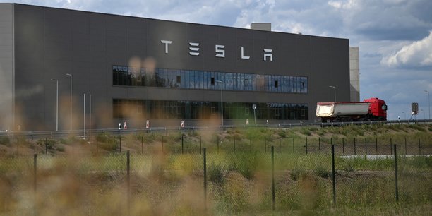 Dans son usine berlinoise, Tesla vise une augmentation rapide de sa production à 1 million de voitures par an.