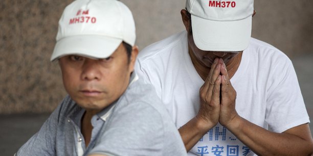 Depuis dix ans, plusieurs thèses expliquant la disparition du MH370 ont été avancées. Mais aucun n'est, à ce jour, confirmée, laissant les familles de passagers dans l'incertitude.