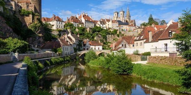 Paysage de Semur-en-Auxois, en Bourgogne @Boris Stroujko (BFC Tourisme)
