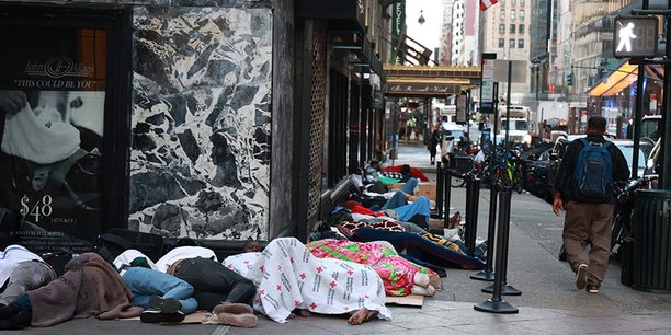 Migrants endormis près de l’hôtel The Roosevelt dans Manhattan, au sud de Central Park, en juillet.