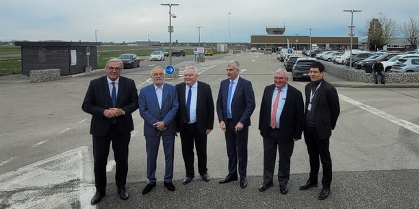 Les élus du nouveau partenariat départemental et métropolitain de mobilité aérienne, signé ce vendredi 8 mars, à l'aéroport de Dole-Jura (la métropole de Dijon, la Côte d’Or, la Sâone-et-Loire, le Doubs) autour du président de la structure, Clément Pernot.