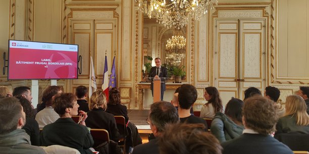 Pierre Hurmic, le maire écologiste de Bordeaux, a présenté la V2 du label du bâtiment frugal ce 11 mars devant près de 150 professionnels de l'immobilier.