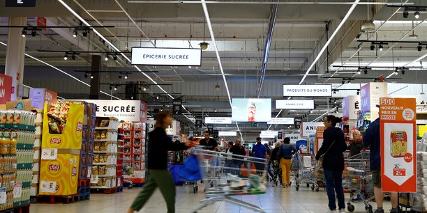 Des gens qui font leurs courses dans un supermarche pres de paris[reuters.com]