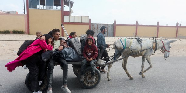 Des palestiniens fuyant le nord de gaza apres un raid des troupes israeliennes sur l'hopital al-chifa, gaza[reuters.com]