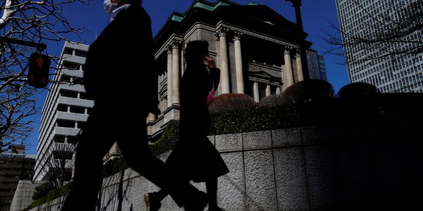 Des pietons passent devant le batiment de la banque du japon a tokyo[reuters.com]