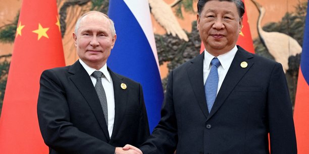 Le president russe vladimir poutine serre la main du president chinois xi jinping lors d'une reunion a pekin[reuters.com]