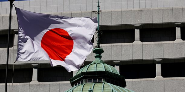 Le drapeau japonais flotte sur le batiment de la banque du japon a tokyo[reuters.com]