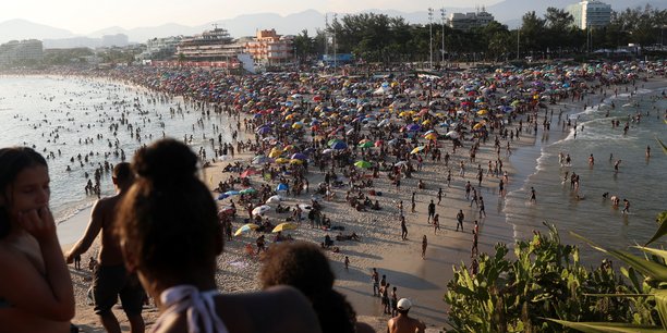 Vue de la plage de macumba pendant une vague de chaleur a rio de janeiro[reuters.com]