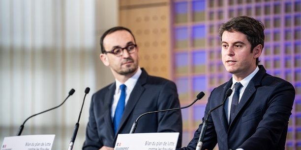 Thomas Cazenave et Gabriel Attal lors de la présentation du bilan du plan de lutte contre les fraudes à Bercy ce mercredi 20 mars.