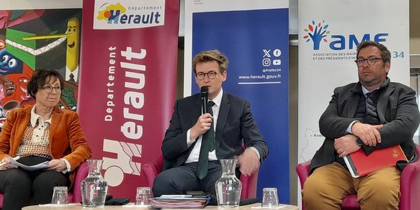 Claudine Vassas-Mejri (1e vice-présidente du Conseil départemental de l'Hérault), le préfet de l'Hérault François-Xavier Lauch, et Frédéric Roig (président de l'AMF 34), le 20 mars 2024 à Béziers.