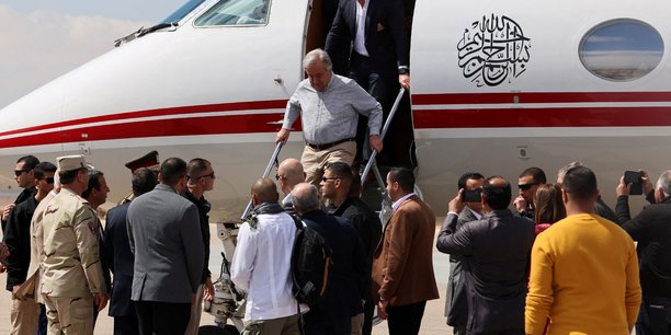 Le secretaire general des nations unies, antonio guterres, descend d'un avion a l'aeroport d'al aris, en egypte[reuters.com]