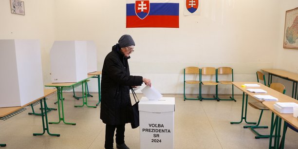 Une femme vote lors de l'election presidentielle slovaque dans un bureau de vote a bratislava[reuters.com]