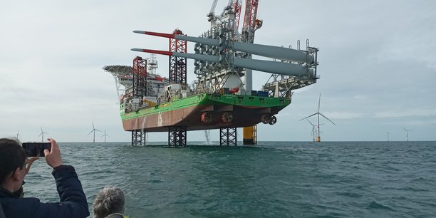 Deux pales attendent d'être raccordées à la turbine sur le navire belge Innovation affrété par le fabricant d'éoliennes Siemens Gamesa auprès de l'armateur belge Deme.
