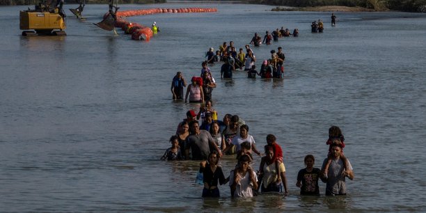 Des personnes migrantes traversant le rio grande entre le mexique et les etats-unis[reuters.com]